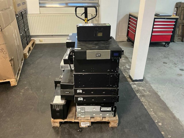 Pallet met noodstroom apparatuur apc ups - afbeelding 4 van  11