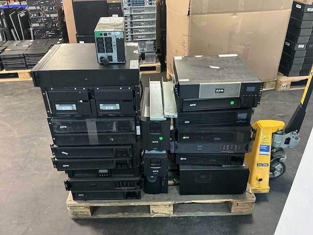 Pallet met noodstroom apparatuur apc ups - afbeelding 5 van  11