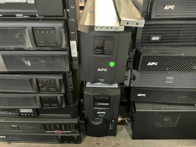 Pallet met noodstroom apparatuur apc ups - afbeelding 9 van  11