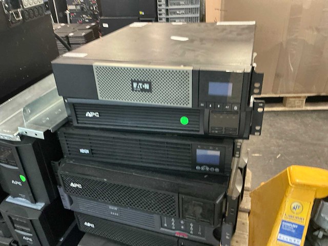 Pallet met noodstroom apparatuur apc ups - afbeelding 10 van  11
