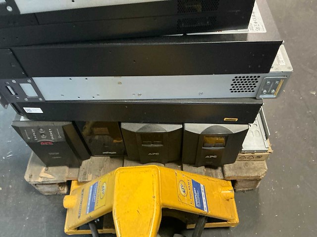 Pallet met noodstroom apparatuur apc ups - afbeelding 11 van  11
