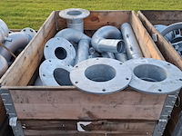 Pallet met o.a. buis met flens - afbeelding 1 van  8