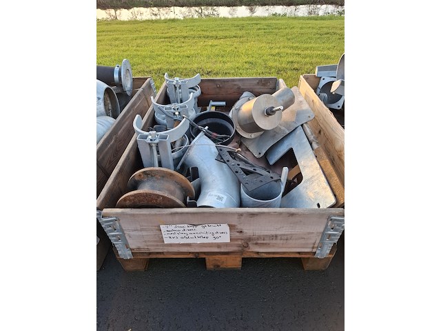 Pallet met o.a. drukregelaar - afbeelding 1 van  9