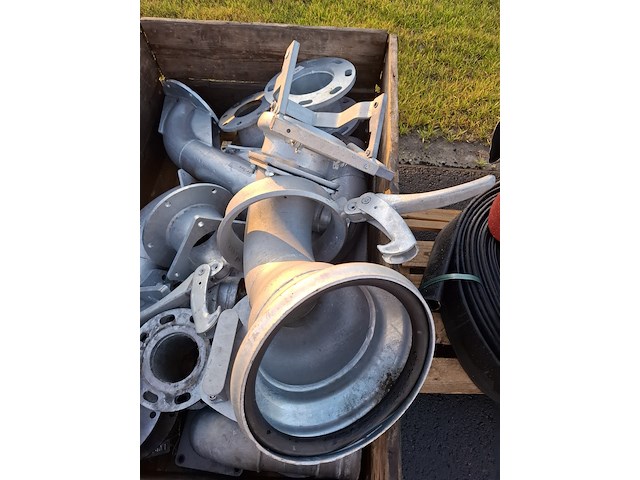 Pallet met o.a. koppelingen 8 duims - afbeelding 2 van  8