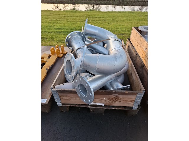 Pallet met o.a. y-buis, bochten met flens - afbeelding 1 van  6