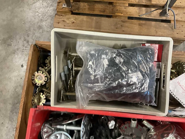 Pallet met onderdelen - afbeelding 3 van  5