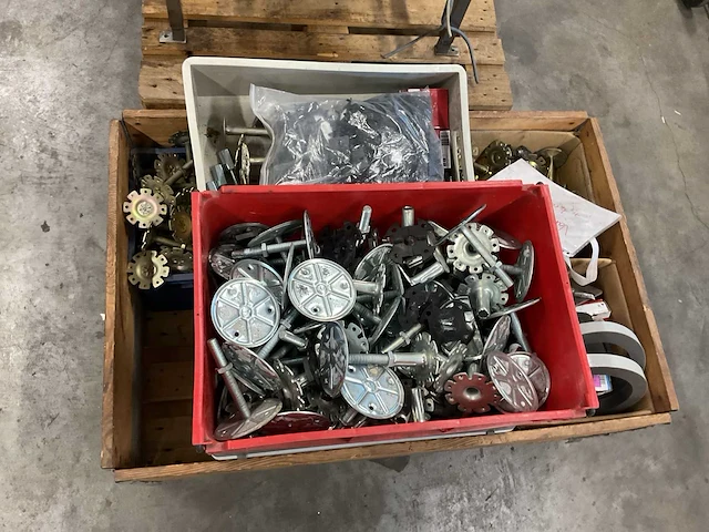 Pallet met onderdelen - afbeelding 2 van  4