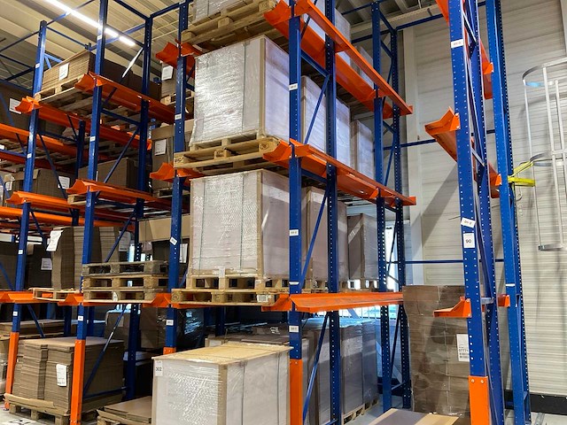 Pallet met papiervellen (17x) - afbeelding 1 van  6
