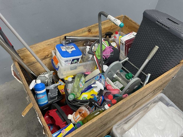 Pallet met partij schoonmaakmiddelen - afbeelding 4 van  8