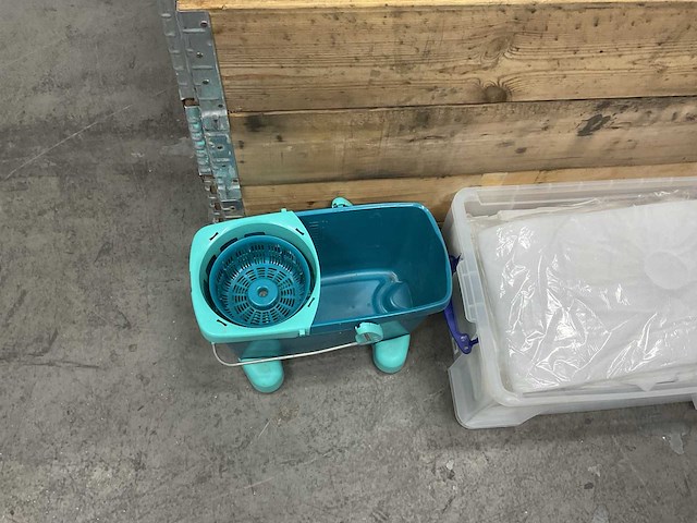 Pallet met partij schoonmaakmiddelen - afbeelding 5 van  8