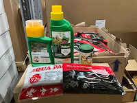 Pallet met plantenvoeding, heatpacks en anti onkruid concentraat
