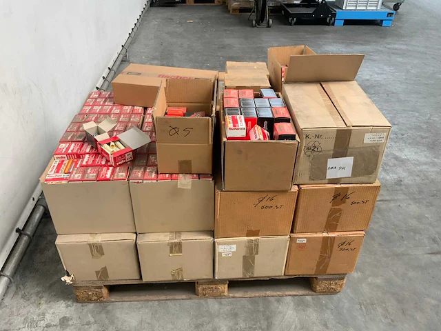 Pallet met pluggen - afbeelding 1 van  6