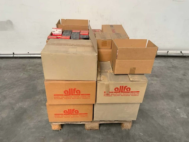 Pallet met pluggen - afbeelding 3 van  6