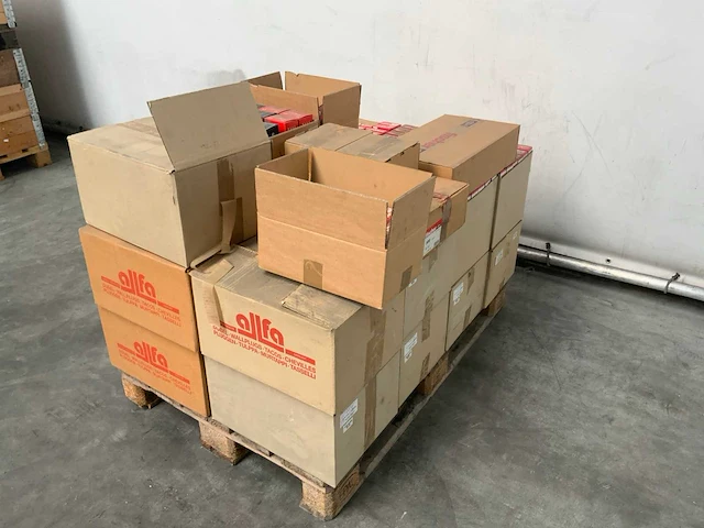 Pallet met pluggen - afbeelding 4 van  6