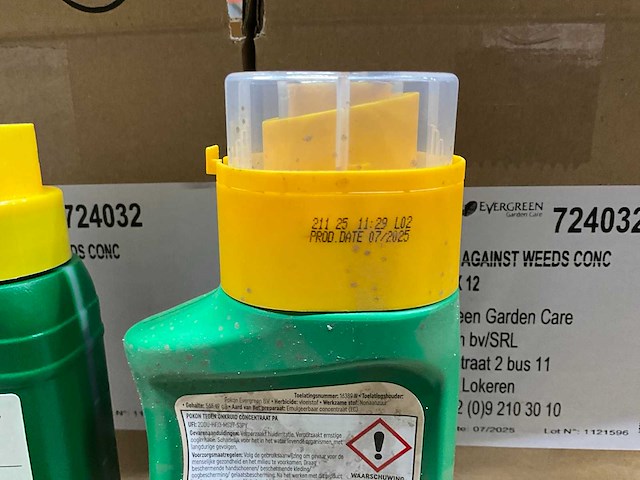 Pallet met pokon bonsai voeding en anti onkruid concentraat - afbeelding 1 van  3