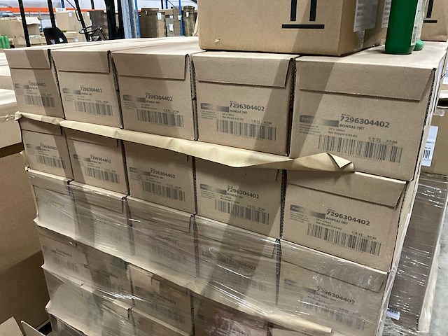 Pallet met pokon bonsai voeding en anti onkruid concentraat - afbeelding 3 van  3