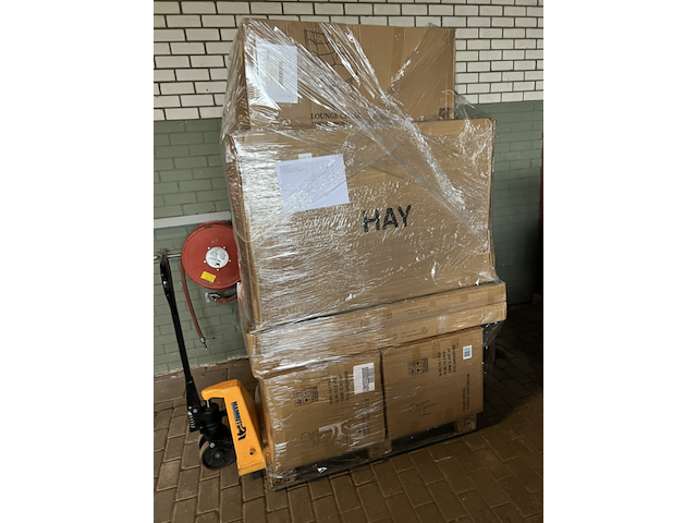 Pallet met retouren , hay en white label living - afbeelding 5 van  7