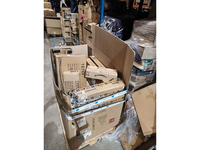 Pallet met retouren - afbeelding 1 van  8