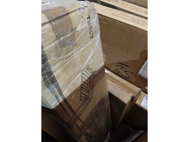 Pallet met retouren - afbeelding 7 van  8