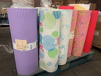 Pallet met rollen badmatten - afbeelding 1 van  5