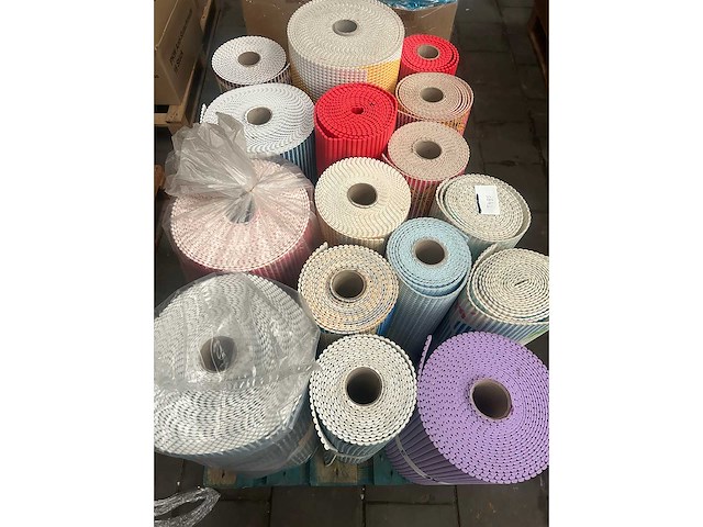 Pallet met rollen badmatten - afbeelding 2 van  5