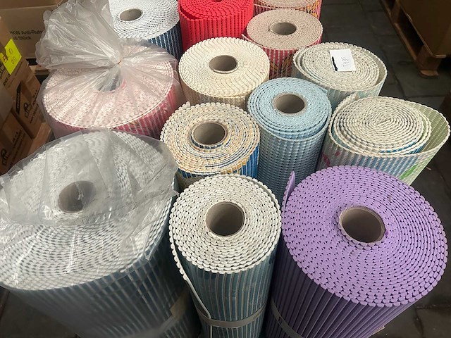Pallet met rollen badmatten - afbeelding 4 van  5