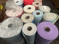 Pallet met rollen badmatten - afbeelding 4 van  5