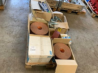 Pallet met rollen schuurpapier en diversen - afbeelding 1 van  6