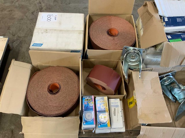 Pallet met rollen schuurpapier en diversen - afbeelding 2 van  6