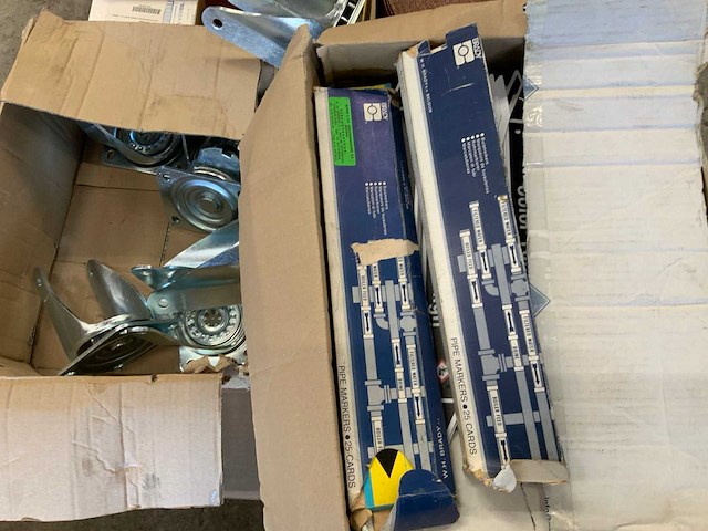 Pallet met rollen schuurpapier en diversen - afbeelding 5 van  6