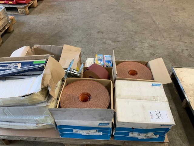 Pallet met rollen schuurpapier en diversen - afbeelding 6 van  6