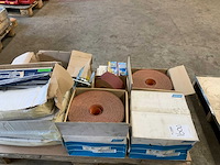 Pallet met rollen schuurpapier en diversen - afbeelding 6 van  6