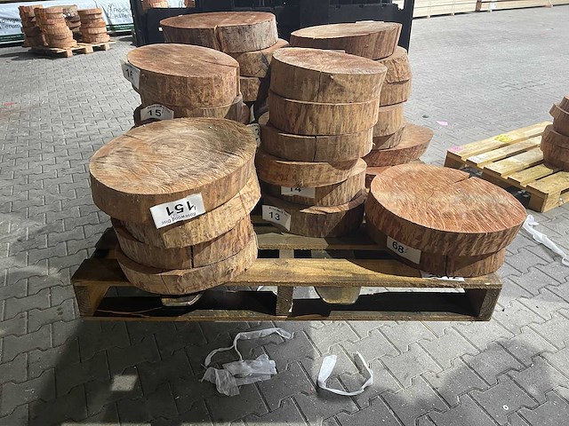 Pallet met rosewood schijven, diverse maten (32x) - afbeelding 1 van  3