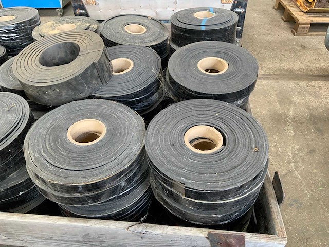 Pallet met rubber rollen - afbeelding 2 van  3