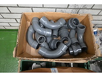 Pallet met (rvs) installatiematerialen en machine toebehoren - afbeelding 1 van  4