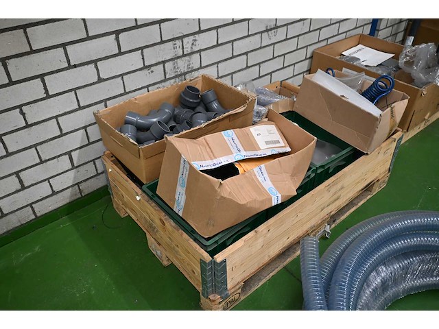 Pallet met (rvs) installatiematerialen en machine toebehoren - afbeelding 1 van  7