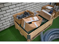 Pallet met (rvs) installatiematerialen en machine toebehoren - afbeelding 1 van  7