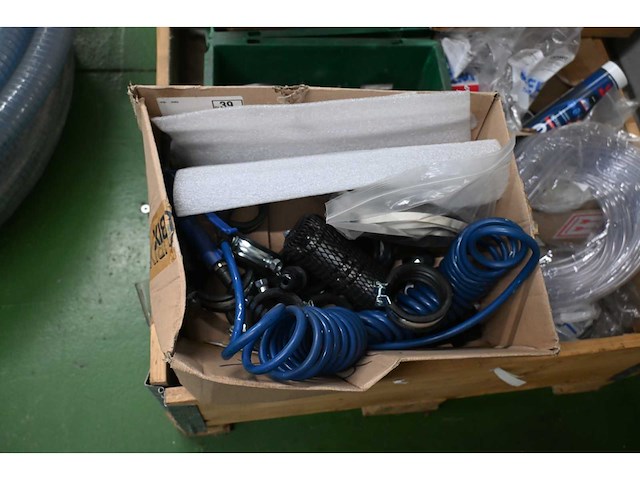 Pallet met (rvs) installatiematerialen en machine toebehoren - afbeelding 4 van  7