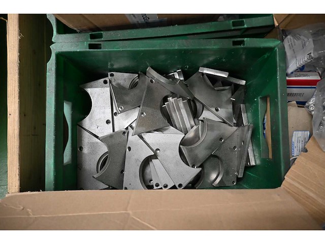 Pallet met (rvs) installatiematerialen en machine toebehoren - afbeelding 5 van  7