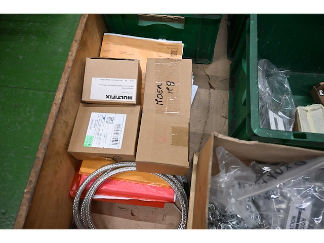 Pallet met (rvs) installatiematerialen - afbeelding 4 van  9