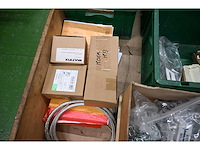 Pallet met (rvs) installatiematerialen - afbeelding 4 van  9