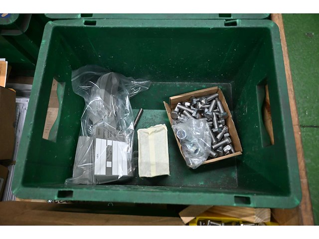 Pallet met (rvs) installatiematerialen - afbeelding 5 van  9