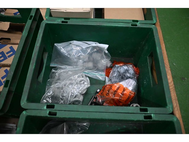 Pallet met (rvs) installatiematerialen - afbeelding 6 van  9