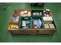 Pallet met (rvs) installatiematerialen - afbeelding 1 van  9
