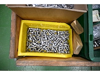 Pallet met (rvs) installatiematerialen - afbeelding 2 van  9