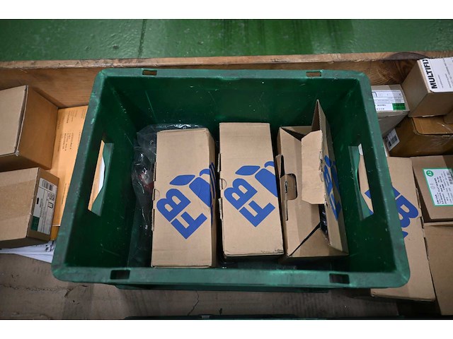 Pallet met (rvs) installatiematerialen - afbeelding 8 van  9