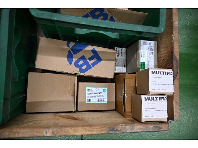 Pallet met (rvs) installatiematerialen - afbeelding 9 van  9