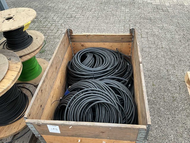 Pallet met stroomkabels nwpk & lkm - afbeelding 1 van  6