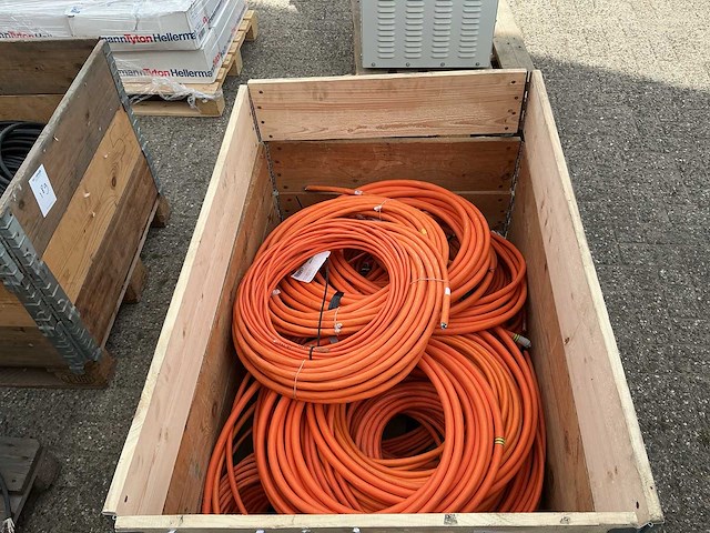 Pallet met stroomkabels - afbeelding 1 van  6