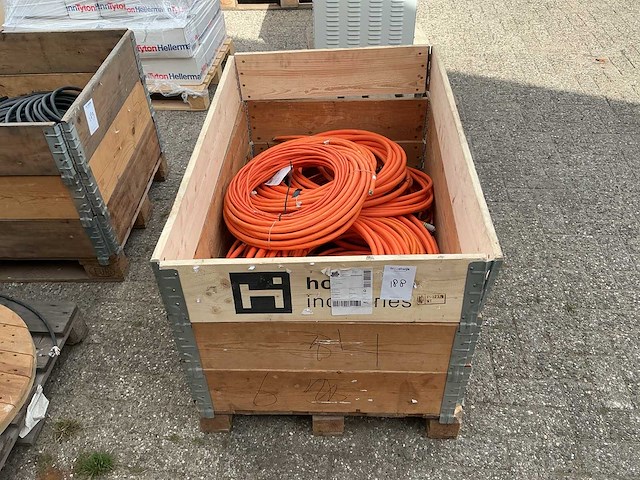 Pallet met stroomkabels - afbeelding 2 van  6
